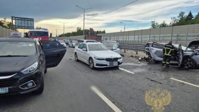 В Подмосковье столкнулись два грузовика и пять легковушек, погиб водитель Последствия массового ДТП на трассе М-9 Балтия в Подмосковье - РИА Новости, 1920, 22.06.2026