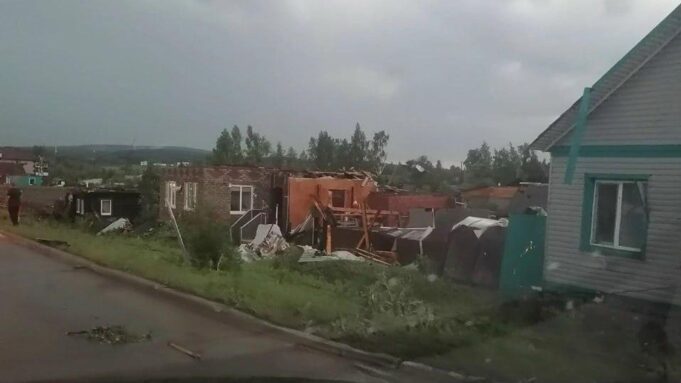 В Кушве в Свердловской области во время смерча пострадали 97 домов Последствия прохождения смерча в Свердловской области - РИА Новости, 1920, 23.06.2026