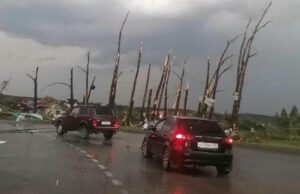 Дети не пострадали во время торнадо в Саратовской области в Кушве Последствия прохождения смерча в Свердловской области - РИА Новости, 1920, 22.06.2026