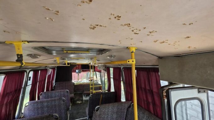 СК: ВСУ целенаправленно сбросили боеприпас на автобус в Горловке Попавший под удар ВСУ в Горловке автобус - РИА Новости, 1920, 23.06.2026