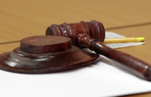 Суд в Москве освободил от условного наказания двух матерей, торговавших детьми Молоток судьи - РИА Новости, 1920, 25.06.2026
