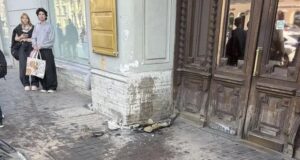 Нетрезвый водитель иномарки въехал в стену здания на Невском проспекте в историческом центре Санкт-Петербурга - РИА Новости, 1920, 28.06.2026