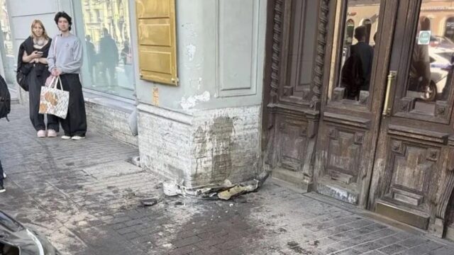 Нетрезвый водитель иномарки въехал в стену здания на Невском проспекте в историческом центре Санкт-Петербурга - РИА Новости, 1920, 28.06.2026