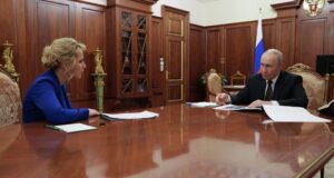 Президент России Владимир Путин и уполномоченный по правам человека в РФ Яна Лантратова во время встречи - РИА Новости, 1920, 29.06.2026