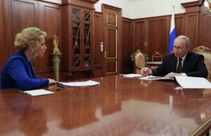 Президент России Владимир Путин и уполномоченный по правам человека в РФ Яна Лантратова во время встречи - РИА Новости, 1920, 29.06.2026