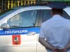 Считающий себя ребенком мужчина пытался проникнуть в детсад в Подмосковье Полицейский автомобиль и сотрудник полиции - РИА Новости, 1920, 10.06.2026