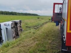 Водитель легковушки уснула за рулём и едва не устроила лобовое ДТП с автобусом, перевозившим детей, в Красноярском крае. Водитель легковушки уснула за рулём и едва не устроила лобовое ДТП с автобусом, перевозившим детей,
