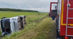 Водитель легковушки уснула за рулём и едва не устроила лобовое ДТП с автобусом, перевозившим детей,