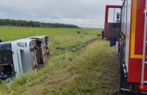 Водитель легковушки уснула за рулём и едва не устроила лобовое ДТП с автобусом, перевозившим детей,