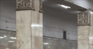 Экстремал устроил заезд в столичном метро на велосипеде. Его доставили в отдел полиции. Экстремал устроил заезд в столичном метро на велосипеде. Его доставили в отдел полиции.