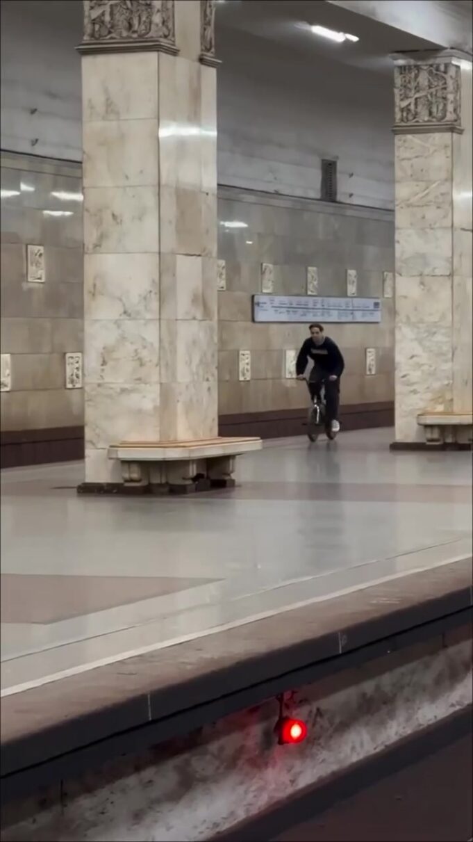 Экстремал устроил заезд в столичном метро на велосипеде. Его доставили в отдел полиции. Экстремал устроил заезд в столичном метро на велосипеде. Его доставили в отдел полиции.