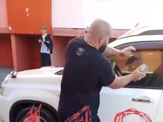 В Хабаровске неравнодушный прохожий спас младенца, запертого в душной машине.