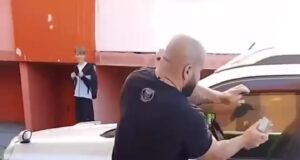 В Хабаровске неравнодушный прохожий спас младенца, запертого в душной машине.