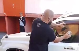 В Хабаровске неравнодушный прохожий спас младенца, запертого в душной машине. В Хабаровске неравнодушный прохожий спас младенца, запертого в душной машине.