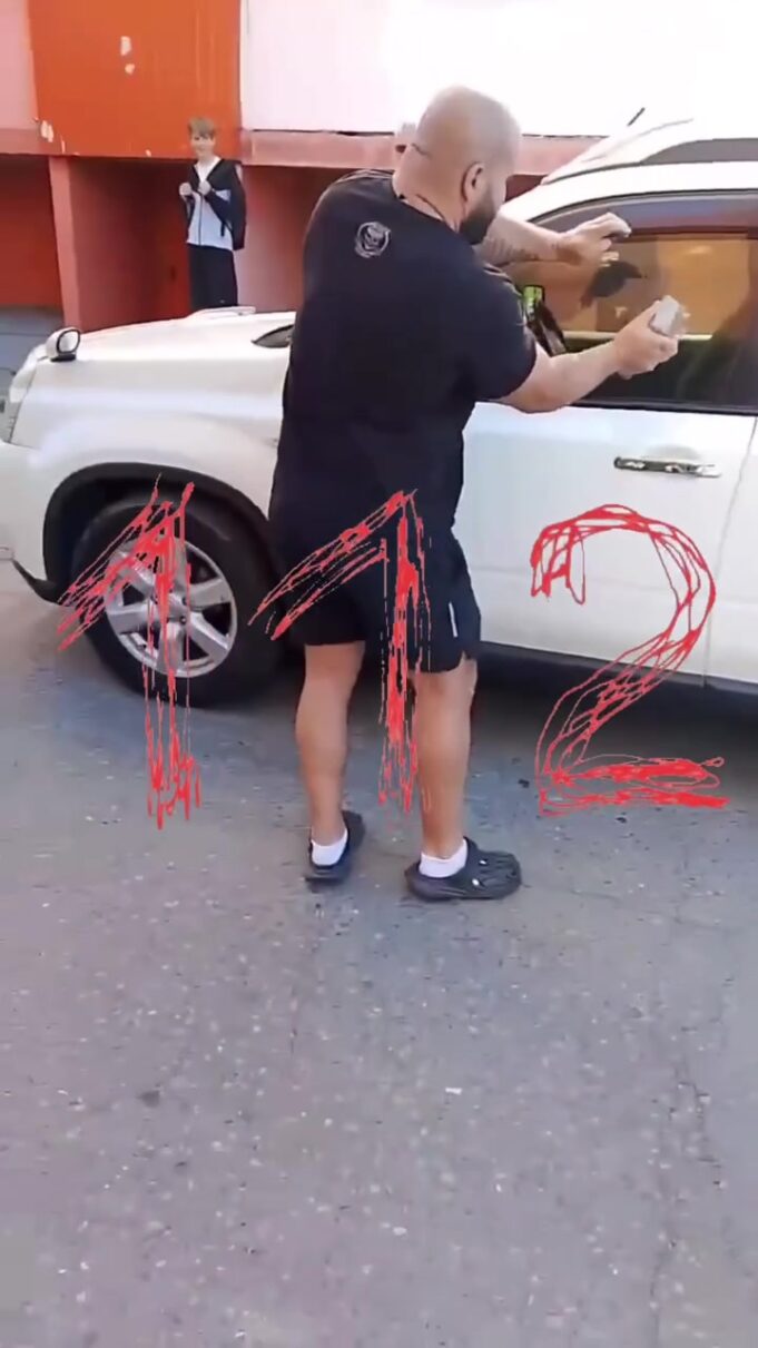 В Хабаровске неравнодушный прохожий спас младенца, запертого в душной машине. В Хабаровске неравнодушный прохожий спас младенца, запертого в душной машине.