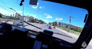 Шестилетний мальчик выпрыгнул из окна горящей квартиры в Омске. Его поймали сотрудники МЧС.