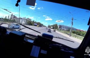 Шестилетний мальчик выпрыгнул из окна горящей квартиры в Омске. Его поймали сотрудники МЧС. Шестилетний мальчик выпрыгнул из окна горящей квартиры в Омске. Его поймали сотрудники МЧС.