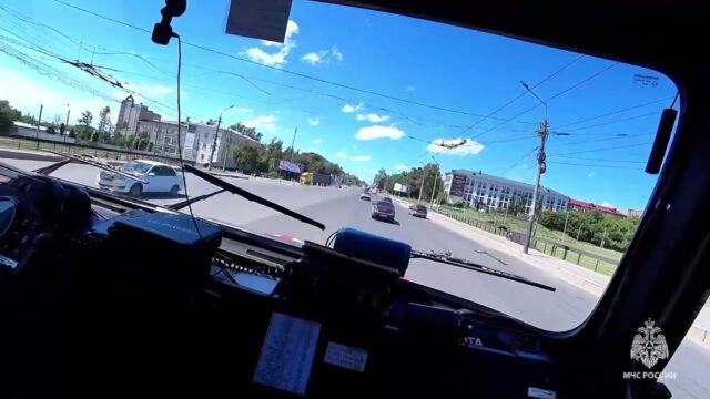 Шестилетний мальчик выпрыгнул из окна горящей квартиры в Омске. Его поймали сотрудники МЧС.
