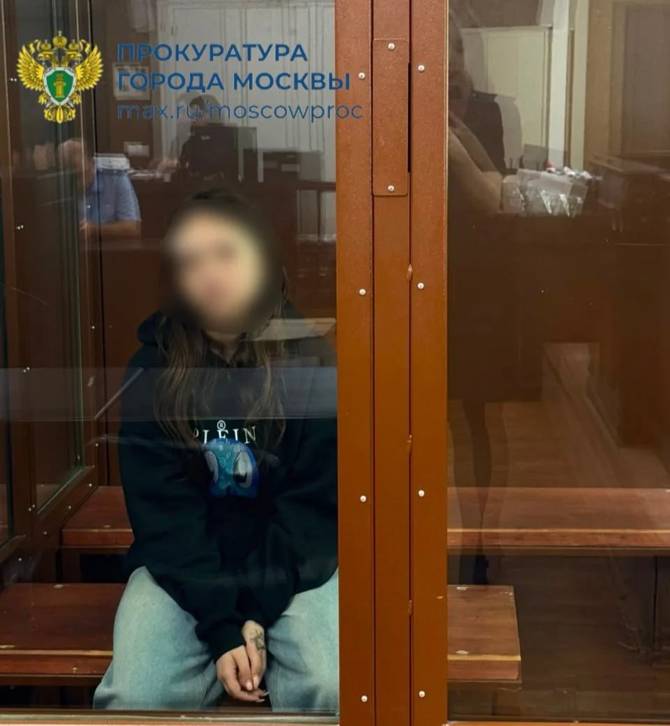 Женщину, входившую в банду автоподставщиков, которая атаковала полицейского в центре Москвы, поместили под домашний арест на месяц. Женщину, входившую в банду автоподставщиков, которая атаковала полицейского в центре Москвы, поместили под домашний арест на месяц.