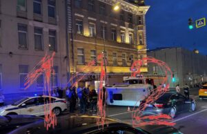 Иномарка вылетела на встречную полосу и перевернула машину скорой помощи в центре Москвы.