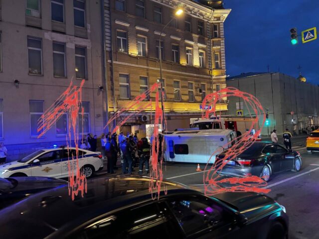 Иномарка вылетела на встречную полосу и перевернула машину скорой помощи в центре Москвы.