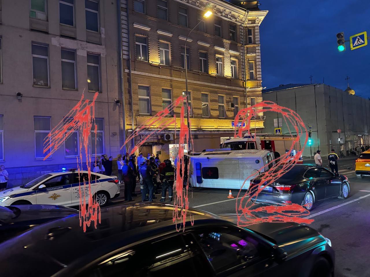 Иномарка вылетела на встречную полосу и перевернула машину скорой помощи в центре Москвы.