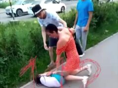 Прохожая напала на школьницу в Красноярске. Прохожая напала на школьницу в Красноярске.