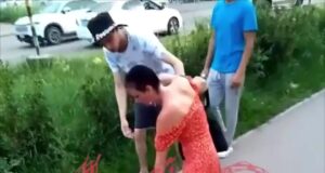 Прохожая напала на школьницу в Красноярске.
