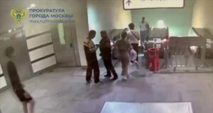 Дебошир толкнул контролёра в московском метро. Его арестовали.