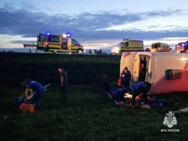 Автобус с 46 пассажирами съехал в кювет и перевернулся в Татарстане. Возбуждено уголовное дело. Автобус с 46 пассажирами съехал в кювет и перевернулся в Татарстане. Возбуждено уголовное дело.