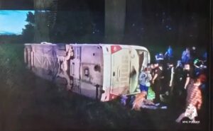Автобус с 46 пассажирами съехал в кювет и перевернулся в Татарстане. Возбуждено уголовное дело.