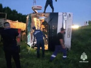 Автобус с 46 пассажирами съехал в кювет и перевернулся в Татарстане. Возбуждено уголовное дело.