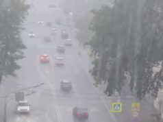 Мощный ливень с градом обрушился на Москву.