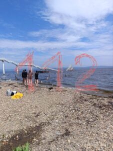 Мост рухнул на пляже в Приморском крае. Несколько детей провалились под воду.