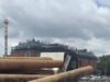 Пункт назначения: грузовик с трубами влетел в несколько машин в Москве.