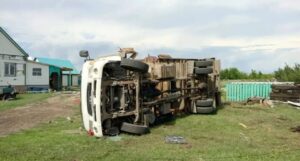 Страшно красивый смерч пронесся в Башкирии, разрушил несколько крыш и перевернул многотонный грузови