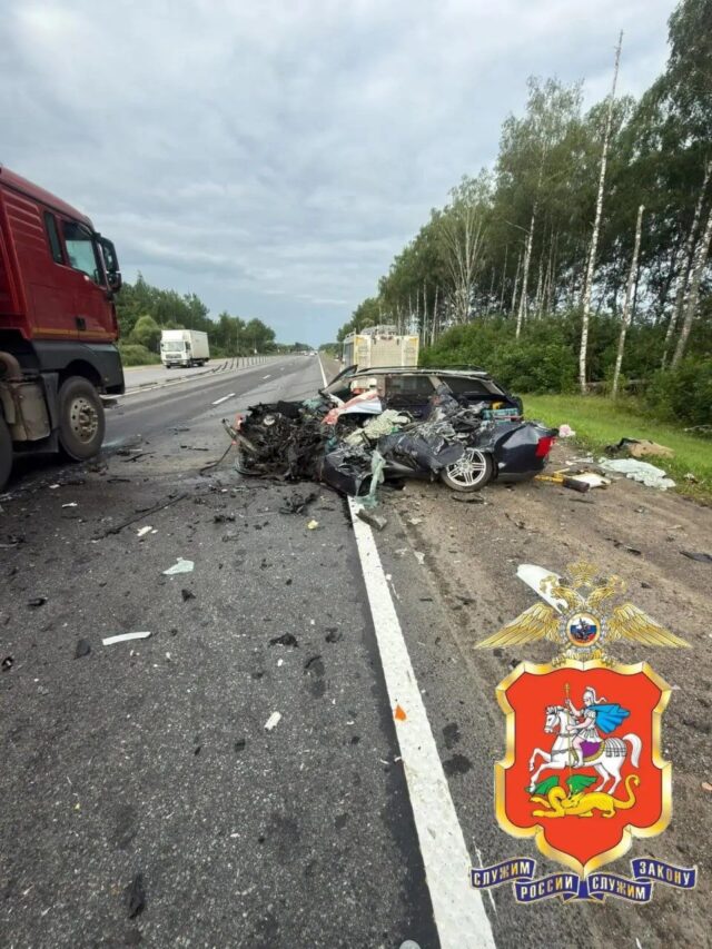 Два человека погибли в аварии в Подмосковье. Два человека погибли в аварии в Подмосковье.