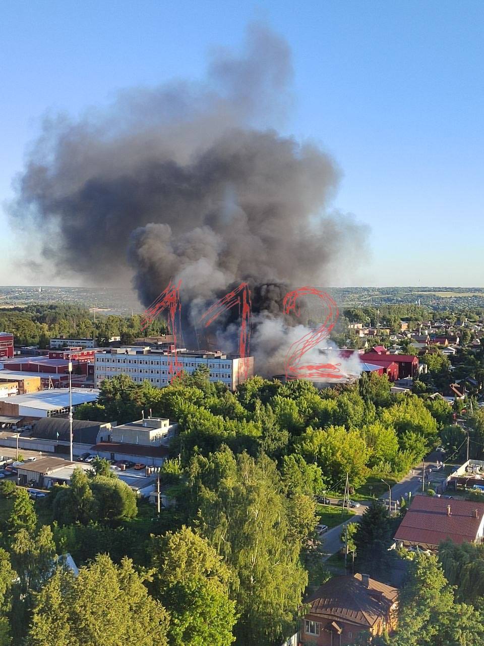 Массированный пожар в Подмосковье. Пылает ангар в Серпухове. Массированный пожар в Подмосковье. Пылает ангар в Серпухове.