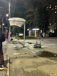 Водитель уснул и влетел в остановку с людьми в Чебоксарах. Один человек погиб.