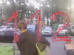 Публикуем камеры с подъезда на северо-востоке столицы. На них Николай, подозреваемый в убийстве отца, выносит сумки с ег Публикуем камеры с подъезда на северо-востоке столицы. На них Николай, подозреваемый в убийстве отца