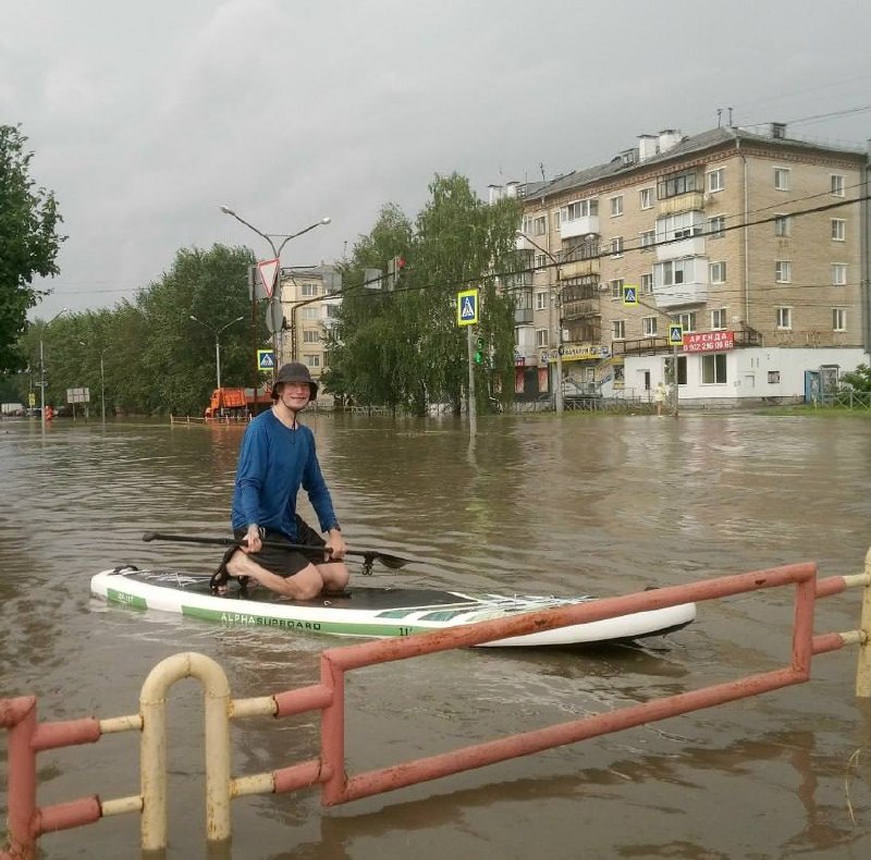 Каменск-Уральский превратился в огромный водоем из-за наводнений в День города. Жители жалуются на бесконечные дожди, некоторые Каменск-Уральский превратился в огромный водоем из-за наводнений в День города. Жители жалуются на бесконечные дожди, некоторые