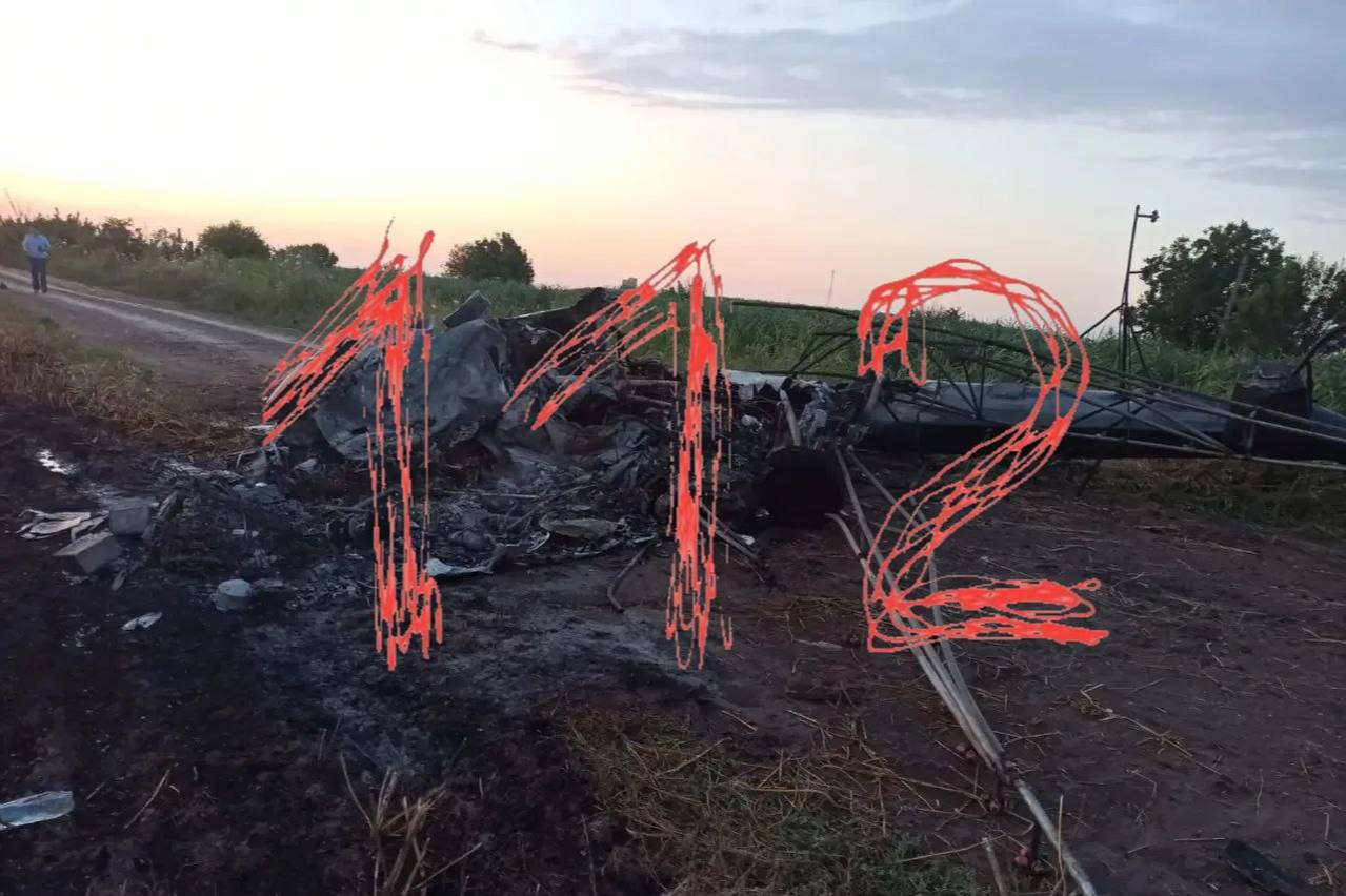 Первые фотографии с места ЧП с вертолетом Ми-2 в станице Калининской. Первые фотографии с места ЧП с вертолетом Ми-2 в станице Калининской.
