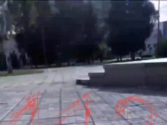 Подросток прокатился на самокате по мемориальной плите в Югорске. Подросток прокатился на самокате по мемориальной плите в Югорске.