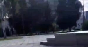 Подросток прокатился на самокате по мемориальной плите в Югорске.