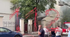 Ещё один пожар в центре Москвы — загорелось здание на территории знаменитой усадьбы Нарышкиных.