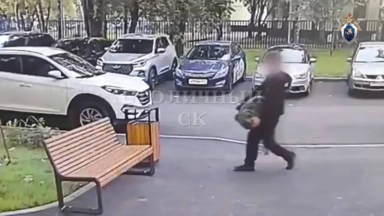 Москвич, который расчленил отца и сжёг его останки в лесу, арестован на два месяца. Москвич, который расчленил отца и сжёг его останки в лесу, арестован на два месяца.