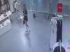Любительницу бесплатного шопинга задержали в Подмосковье с 12 киндерами.