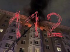Пожар произошел в жилом доме в центре Москвы. Из окна валит черный дым, на балконе видно пламя.
