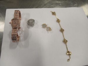 Таможенники нашли сокровища на 6 миллионов в ручной клади пассажира из Дубая.