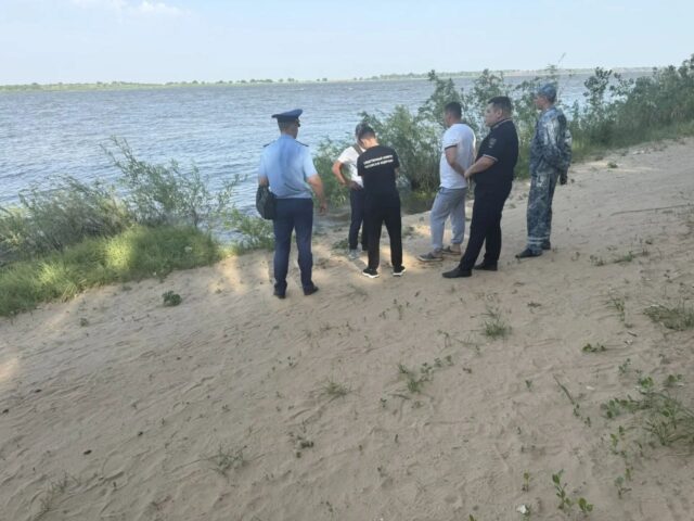 Лодка с людьми перевернулась на Волге в Астраханской области. Одного пассажира ищут спасатели.
